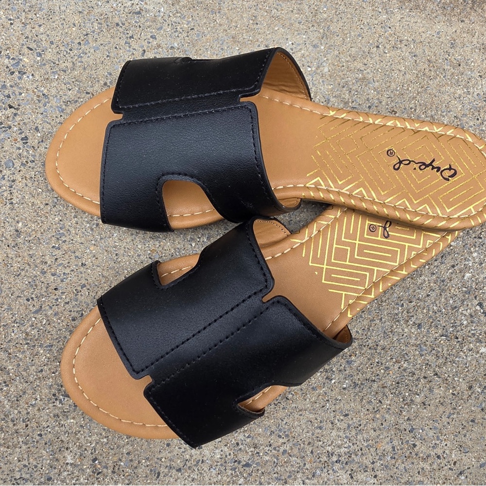 Qupid Sandals Women size 5.5, 6, 6.5, 7, 7.5, 8.5, 10 Black Faux Leather Slides
